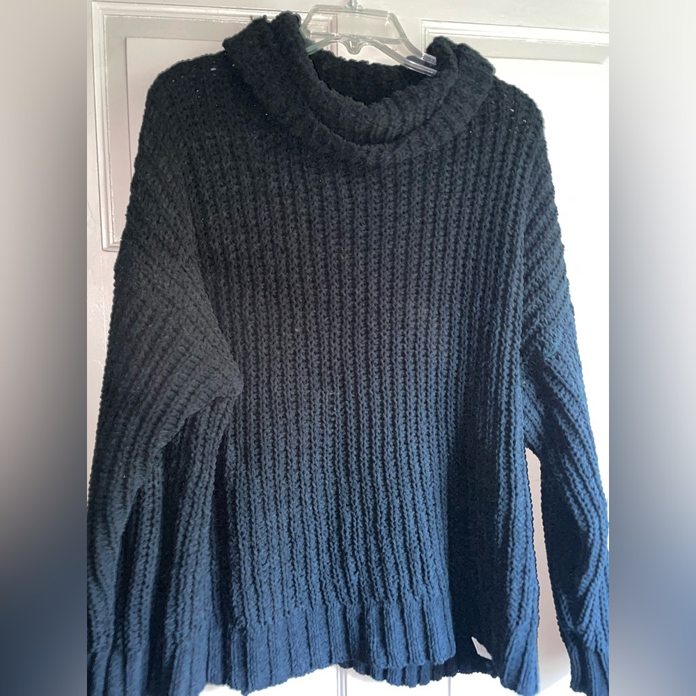 Hollister turtle neck sweater. Size medium. Black/really really dark green